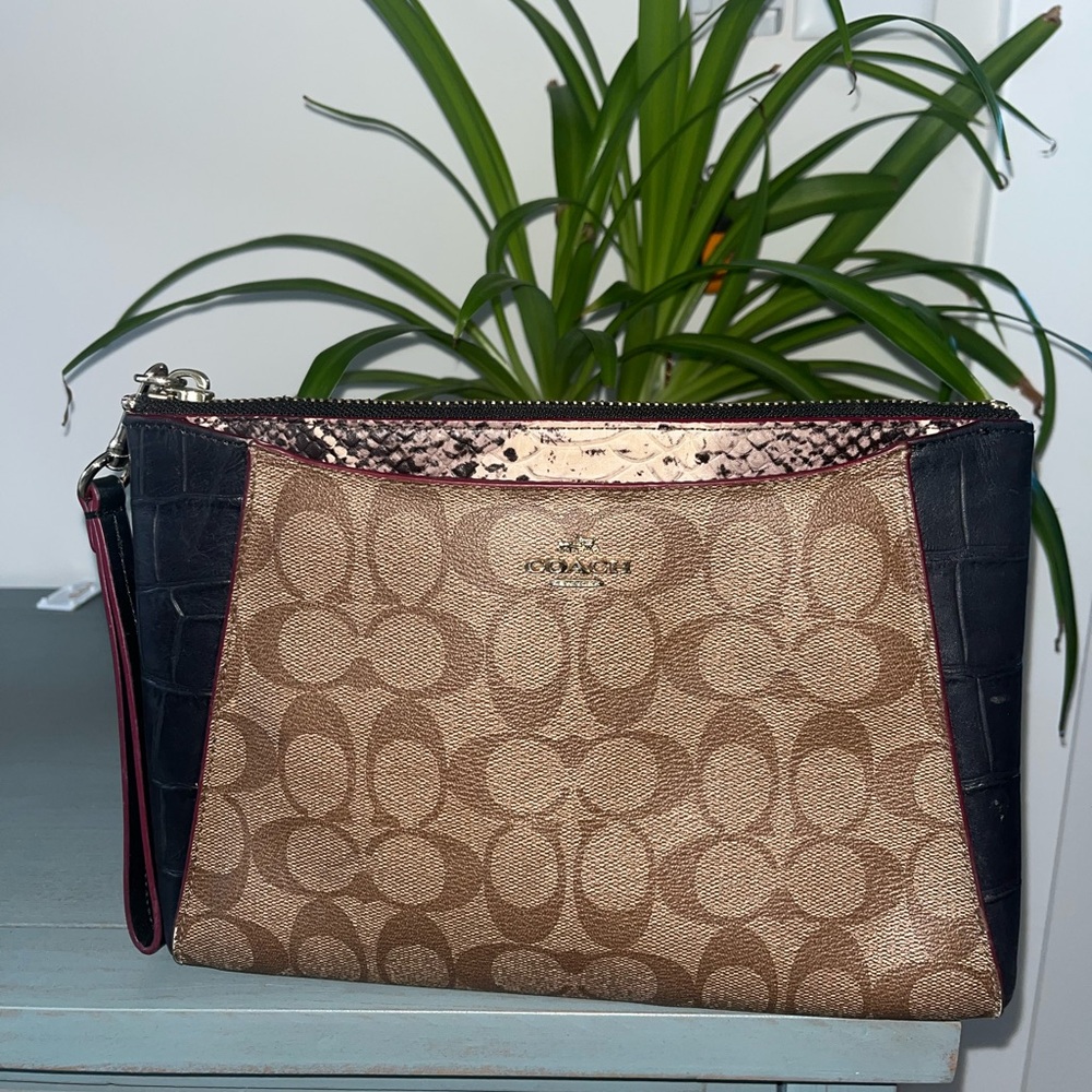 Coach MORGAN CLUTCH 24 IN SIGNATURE WITH EXOTIC MIX TRIM Wristlet